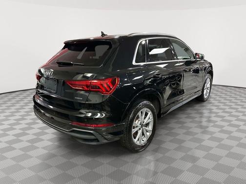 Mythos Black Metallic 2023 Audi Q3 45 S line Premium