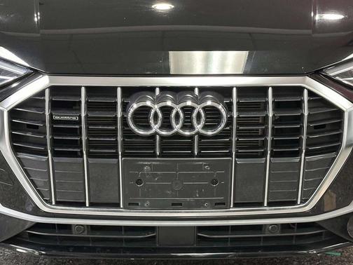 Mythos Black Metallic 2023 Audi Q3 45 S line Premium