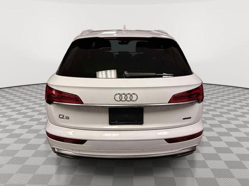 Glacier White Metallic 2023 Audi Q5 45 S line quattro Premium