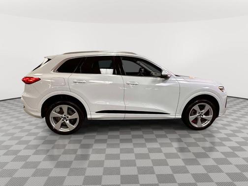 Glacier White Metallic 2025 Audi Q5 2.0T quattro Premium