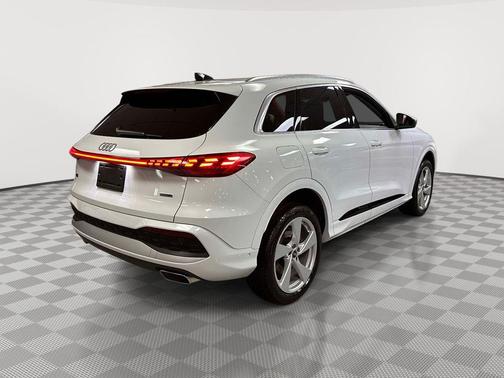 Glacier White Metallic 2025 Audi Q5 2.0T quattro Premium