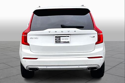 2020 Volvo XC90 T6 Momentum