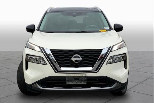 Pearl White Tricoat/Super Black 2023 Nissan Rogue SL