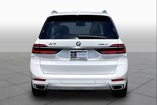 Mineral White Metallic 2023 BMW X7 xDrive40i