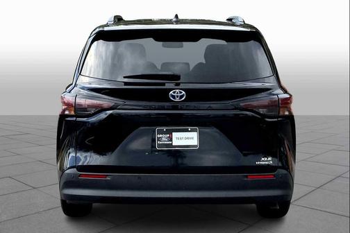 2023 Toyota Sienna XLE 8 Passenger
