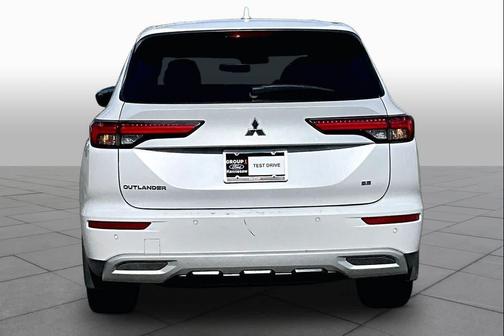 White Diamond 2022 Mitsubishi Outlander SE