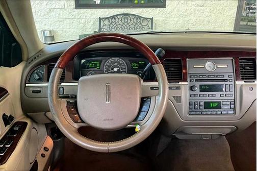 2005 Lincoln Town Car Signature