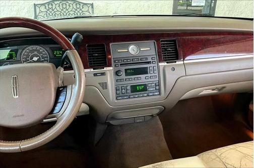 2005 Lincoln Town Car Signature