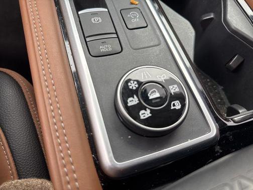 2024 Nissan Pathfinder Platinum 4WD