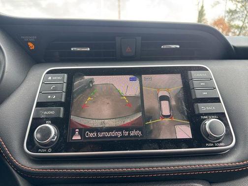 Cayenne Red/Super Black 2019 Nissan Kicks SR