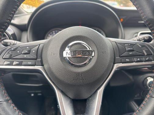 Cayenne Red/Super Black 2019 Nissan Kicks SR