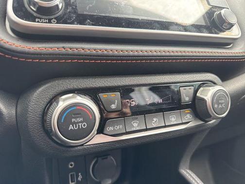 Cayenne Red/Super Black 2019 Nissan Kicks SR