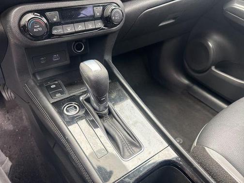 2022 Nissan Kicks SR