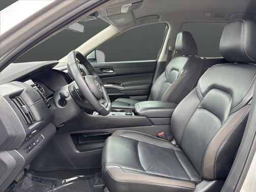 2024 Nissan Pathfinder SL 4WD
