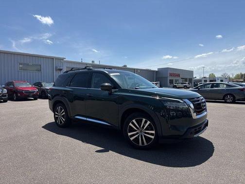 Obsidian Green Pearl/Super Black 2023 Nissan Pathfinder Platinum 4WD