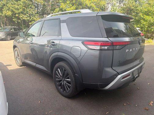 Gun Metallic 2024 Nissan Pathfinder SL 4WD