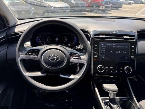 2023 Hyundai TUCSON SE