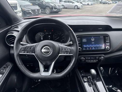 2022 Nissan Kicks SR