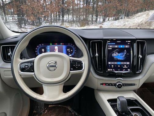 2023 Volvo XC60 B5 Plus Bright Theme
