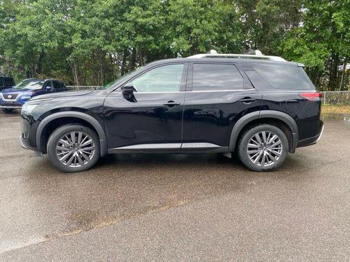 Super Black 2023 Nissan Pathfinder SL 4WD