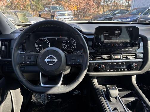 2023 Nissan Pathfinder SL 4WD