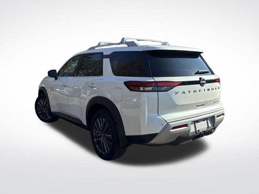 2023 Nissan Pathfinder SL 4WD