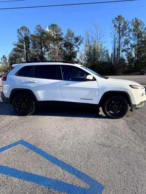 White 2016 Jeep Cherokee Altitude