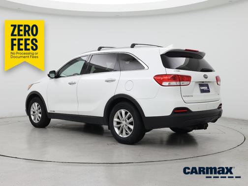 White 2016 Kia Sorento LX