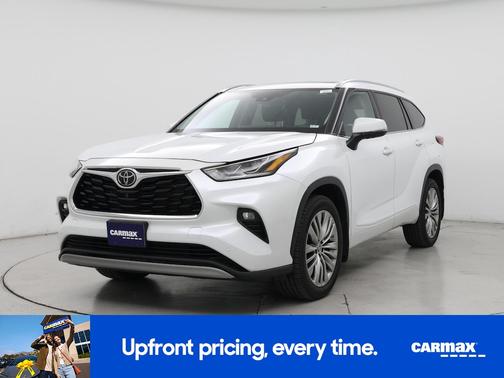 White 2022 Toyota Highlander Platinum
