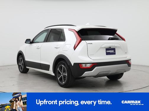 White 2024 Kia Niro EX