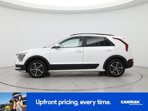 White 2024 Kia Niro EX