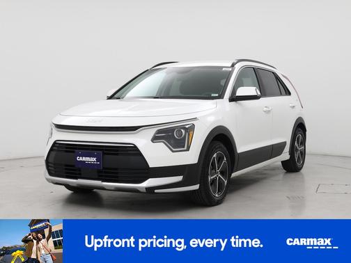 White 2024 Kia Niro EX