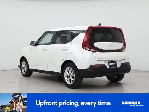 White 2022 Kia Soul LX