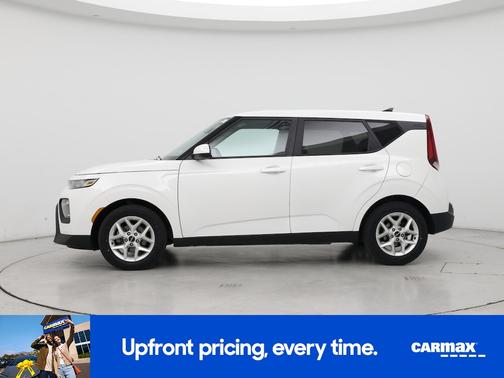 White 2022 Kia Soul LX