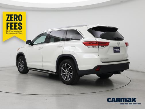 White 2018 Toyota Highlander XLE