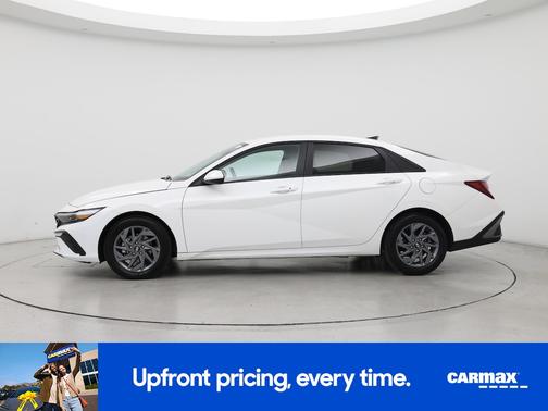 White 2024 Hyundai ELANTRA SEL