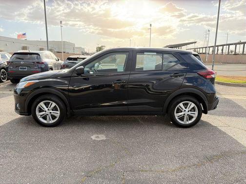Super Black 2023 Nissan Kicks S