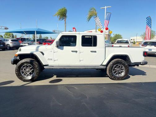 Bright White Clearcoat 2021 Jeep Gladiator Overland