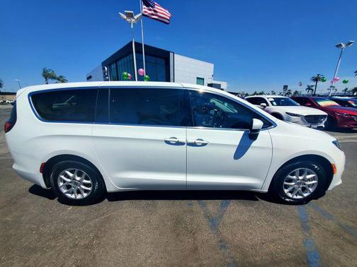 2022 Chrysler Voyager LX