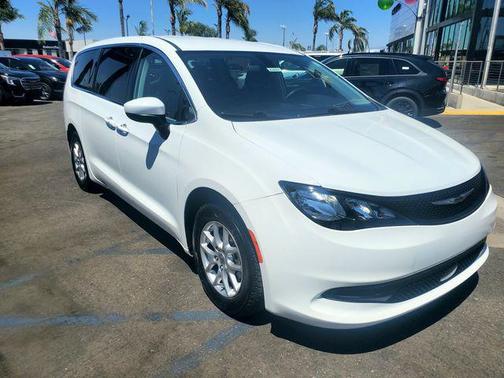 2022 Chrysler Voyager LX
