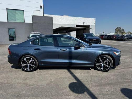 2024 Volvo S60 B5 Plus Dark Theme