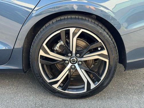 2024 Volvo S60 B5 Plus Dark Theme
