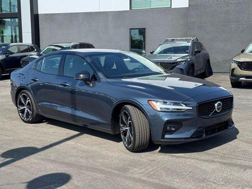 2024 Volvo S60 B5 Plus Dark Theme