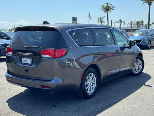 2022 Chrysler Voyager LX
