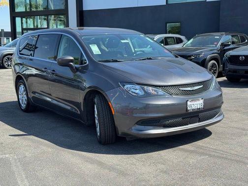 2022 Chrysler Voyager LX
