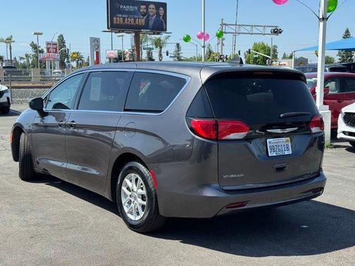 2022 Chrysler Voyager LX