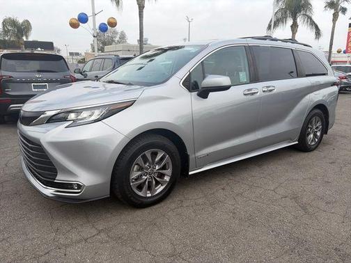 2021 Toyota Sienna XLE 8 Passenger