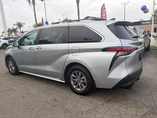 2021 Toyota Sienna XLE 8 Passenger