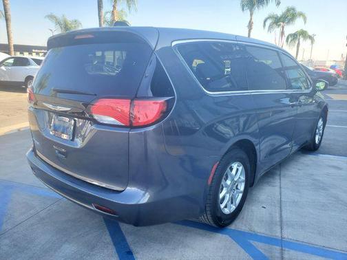 2022 Chrysler Voyager LX