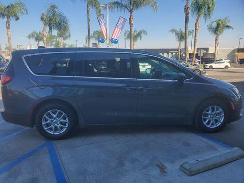 2022 Chrysler Voyager LX